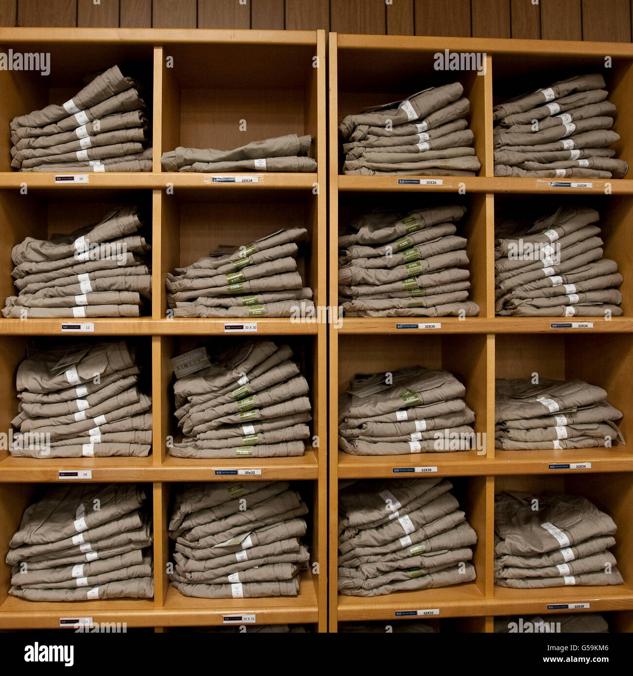 Pantalon uniforme kaki en vente à l'intérieur de la boutique de cadeaux à l'Académie du FBI à Quantico, Virginie, USA, 12 mai 2009. Banque D'Images
