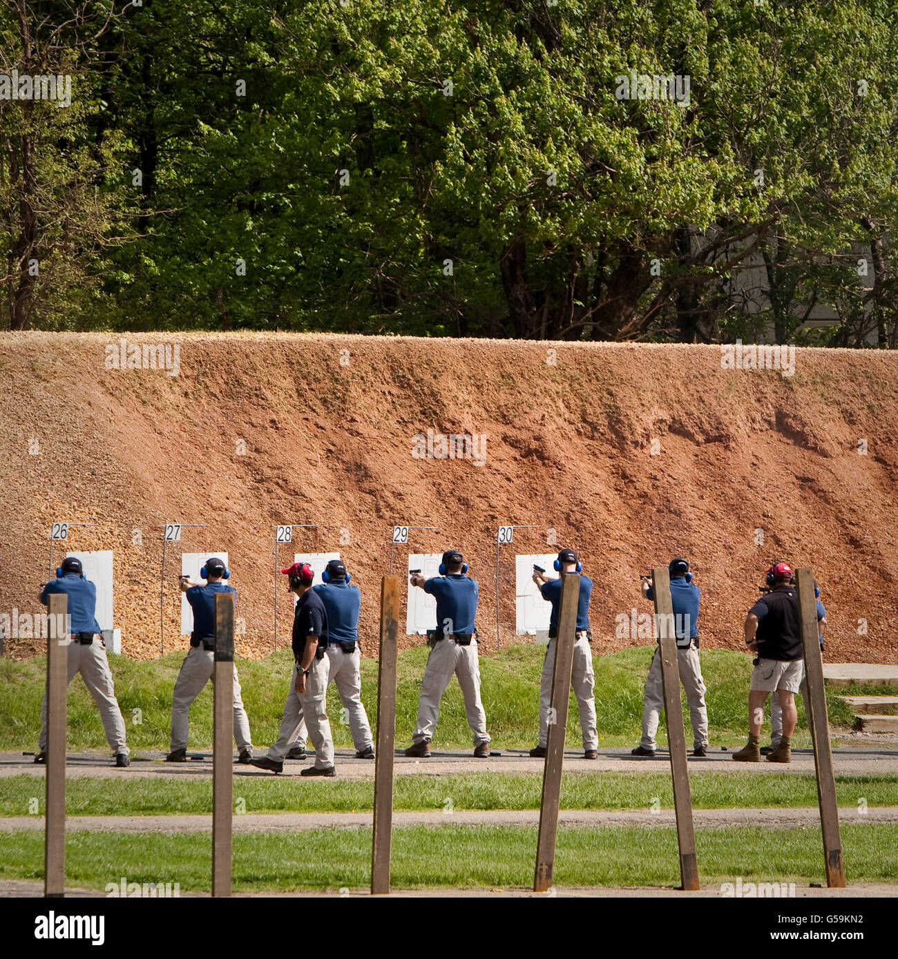 La pratique des stagiaires sur le champ de tir à la Federal Bureau of Investigation (FBI) Academy à Quantico, Virginie, USA, 12 mai 2009. Banque D'Images