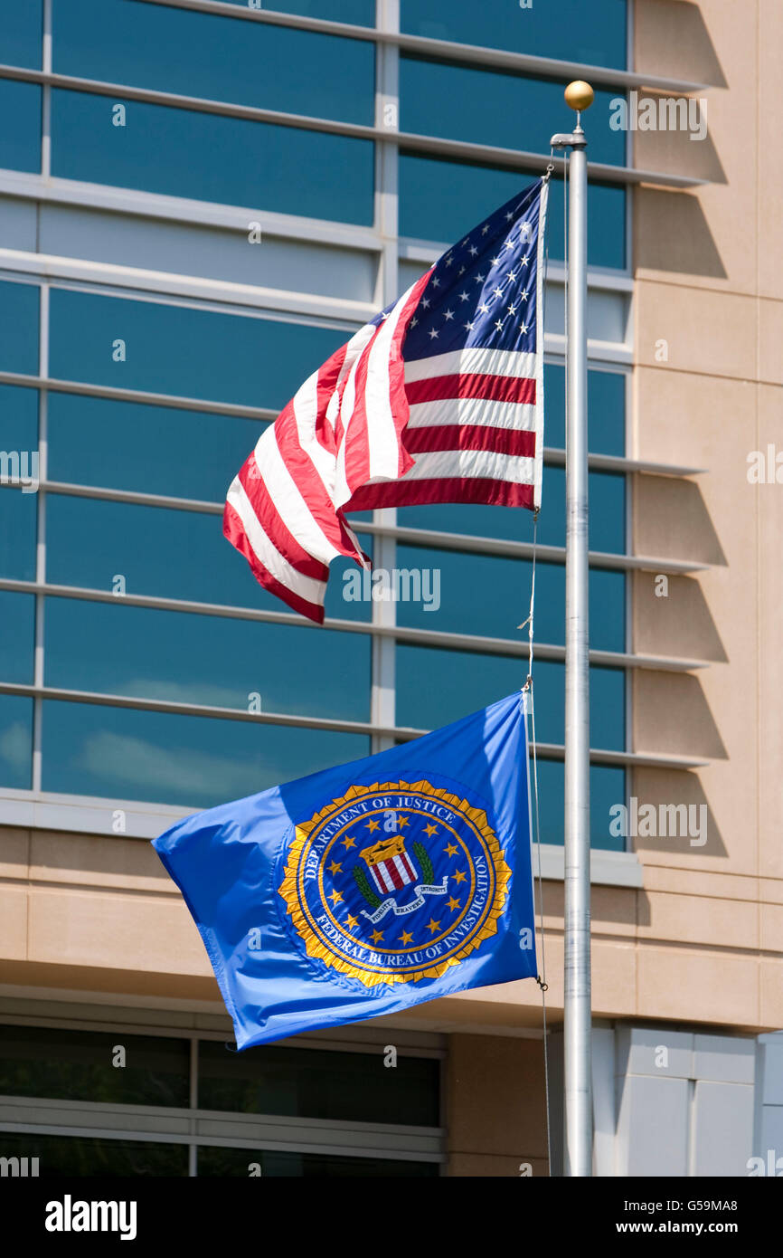 Vue de l'américain (ci-dessus) et le FBI drapeaux flottant au vent à l'Académie du FBI à Quantico, Virginie, USA, 12 mai 2009. Banque D'Images