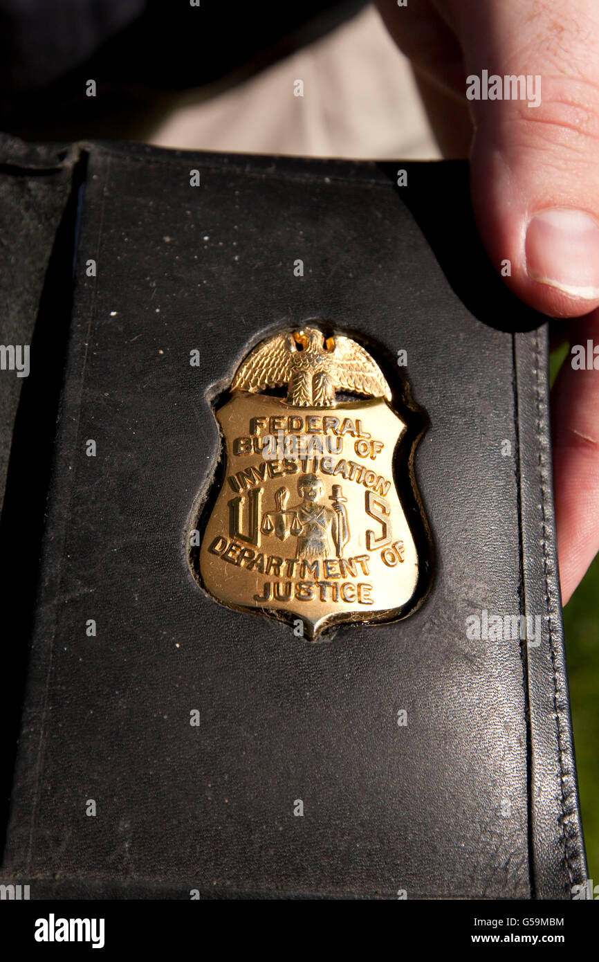 Un agent spécial retient son bouclier à l'Académie nationale du FBI à Quantico, Virginie, USA, 12 mai 2009. Banque D'Images