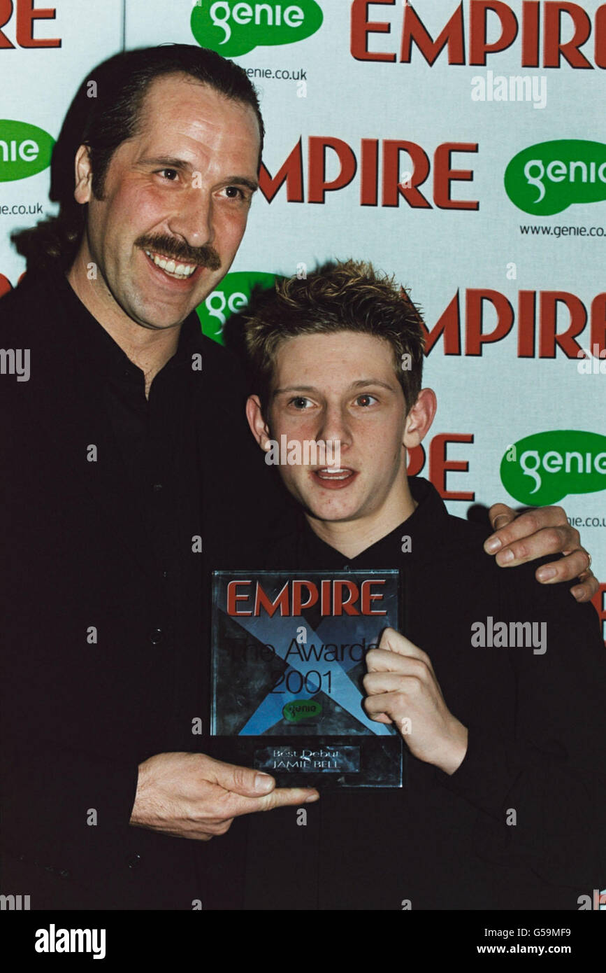 Le gardien d'arsenal David Seaman avec le jeune acteur Jamie Bell, qui a remporté le prix du meilleur premier pour Billy Elliot, aux Empire film Awards à l'hôtel Dorchester de Londres. Banque D'Images