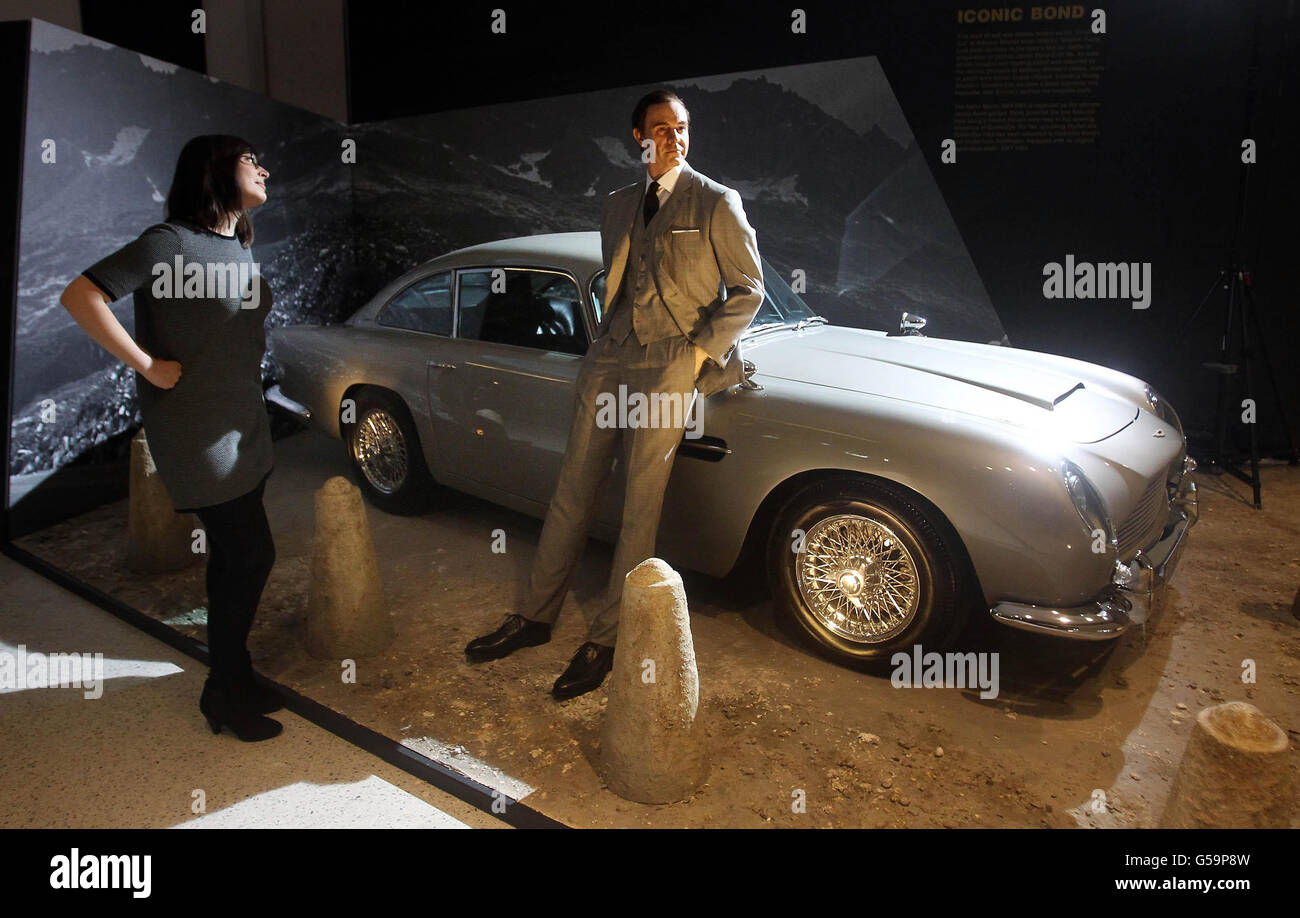 Un employé de Barbican voit un travail de cire de Sir Sean Connery posant avec un Aston Martin DB5 de Goldfinger (1964) lors de la cinquante ans de Bond style point de vue de la presse au Barbican, Londres. Banque D'Images