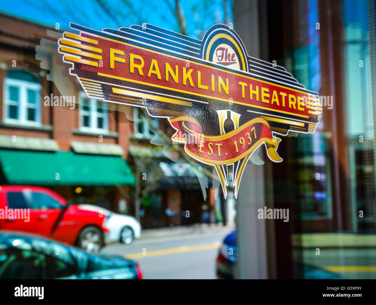 Un style d'inspiration Art déco autocollant publicitaire signe sur la porte en verre à l'entrée du théâtre historique Franklin TN Banque D'Images