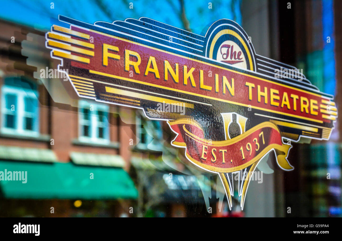Un style d'inspiration Art déco autocollant publicitaire signe sur la porte en verre à l'entrée du théâtre historique Franklin TN Banque D'Images