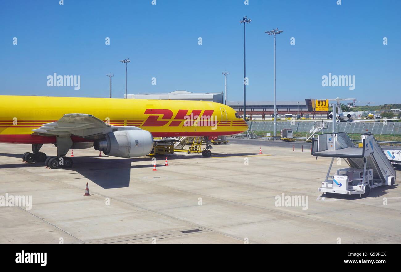 Jaune et rouge d'un avion Boeing 757 de la compagnie de transport maritime international DHL à l'aéroport de Lisbonne Humberto Delgado (LIS). Banque D'Images