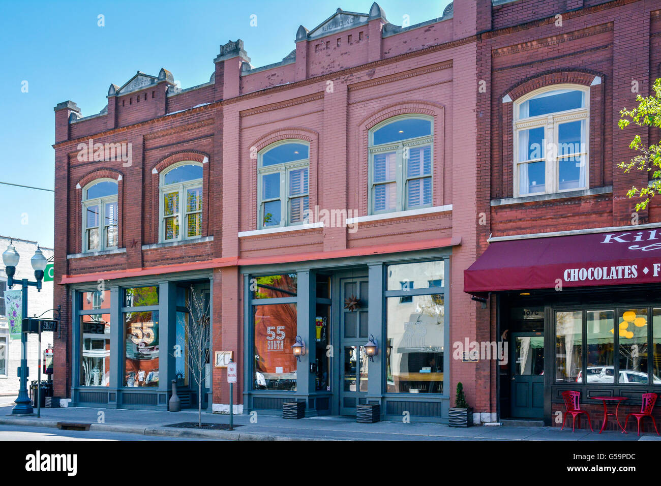 Restauré et bien-aimé des bâtiments en briques anciennes devantures commerciales sur la rue principale historique au centre-ville de Franklin, TN Banque D'Images