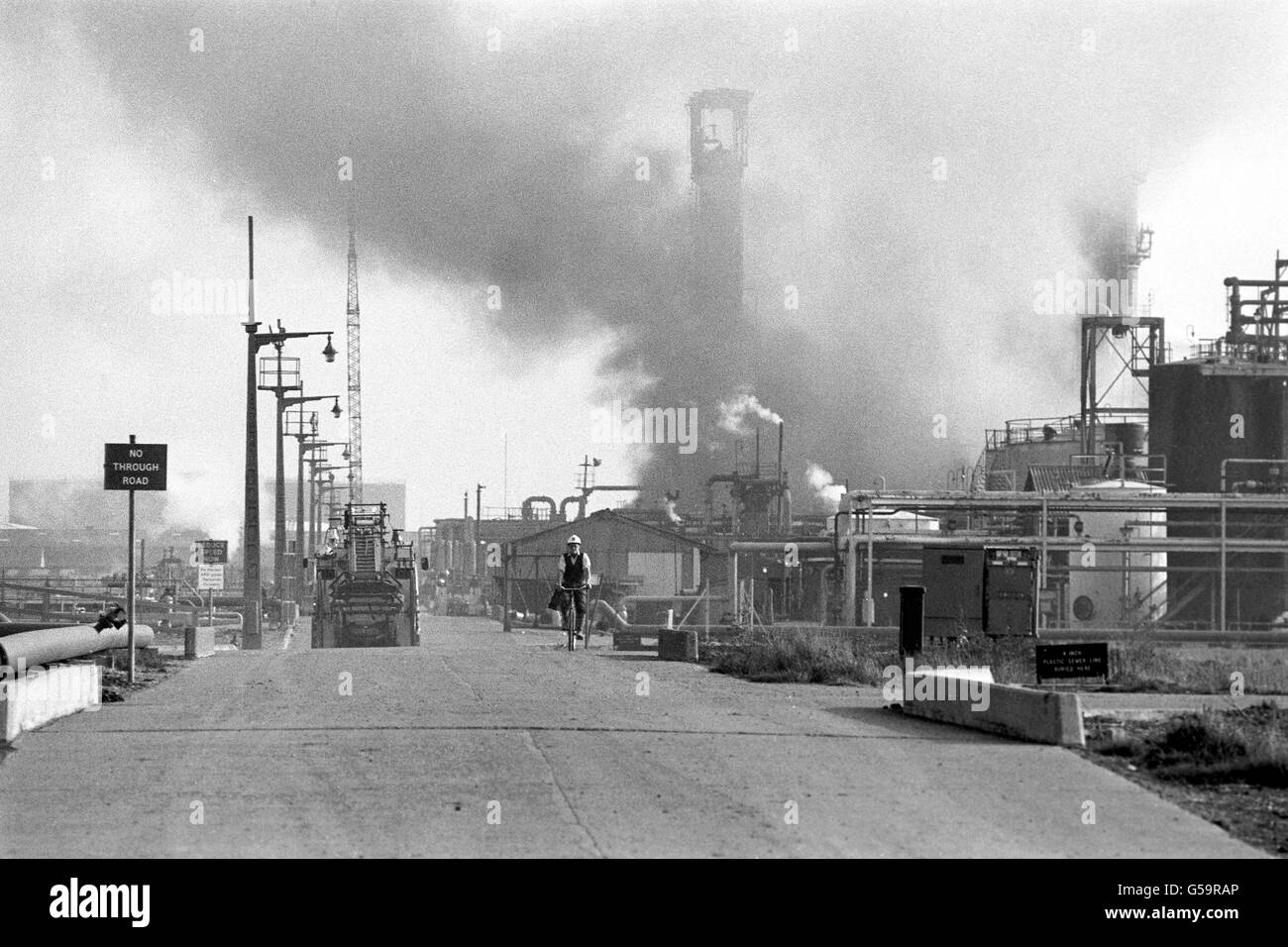 La fumée continue d'augmenter au cœur de la grande raffinerie de pétrole Shell Haven, alors que des centaines de pompiers confinent le feu à l'unité de distillation. C'était le troisième feu à la raffinerie Thames en trois ans. Banque D'Images