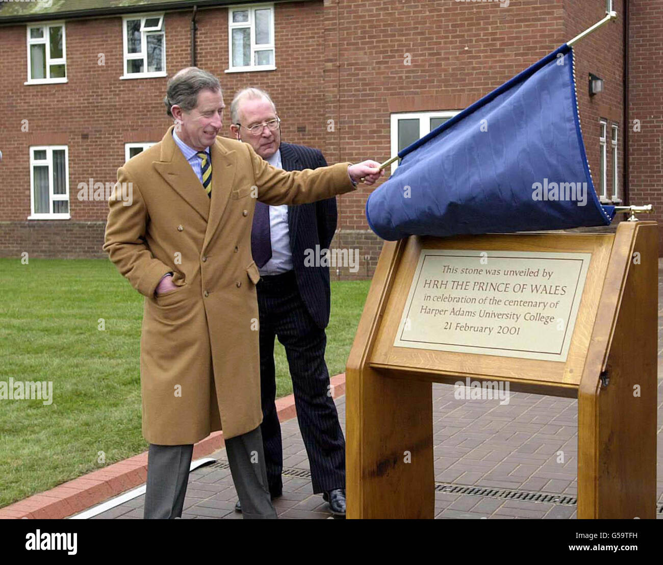 Le Prince de Galles (à gauche) dévoile la pierre du centenaire à l'Université Harper Adams de Newport, dans le Shropshire, lors de sa visite dans la ville. Banque D'Images