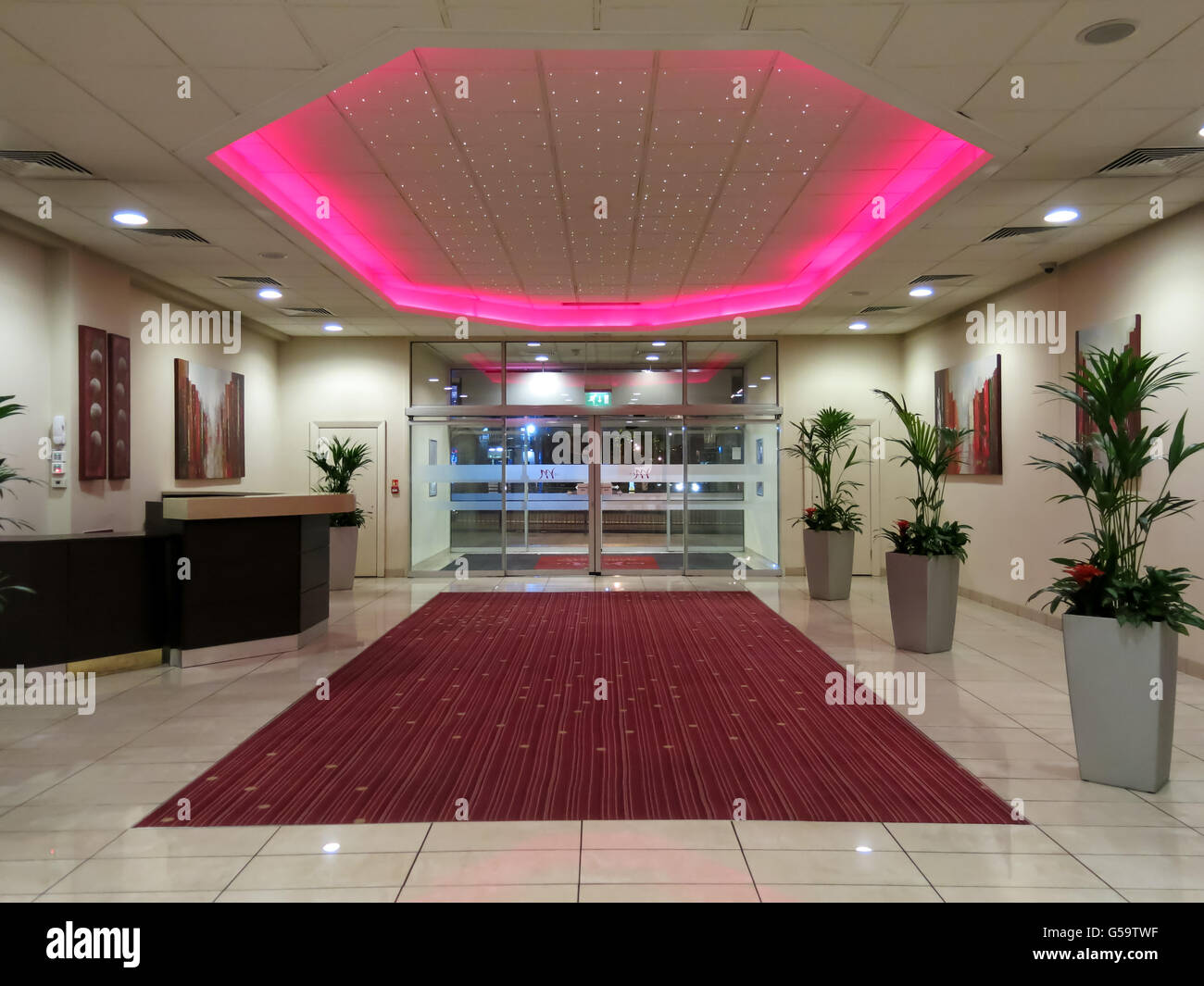 Hall d'entrée de l'hôtel Mercure avec tapis rouge de Manchester, Angleterre, RU Banque D'Images