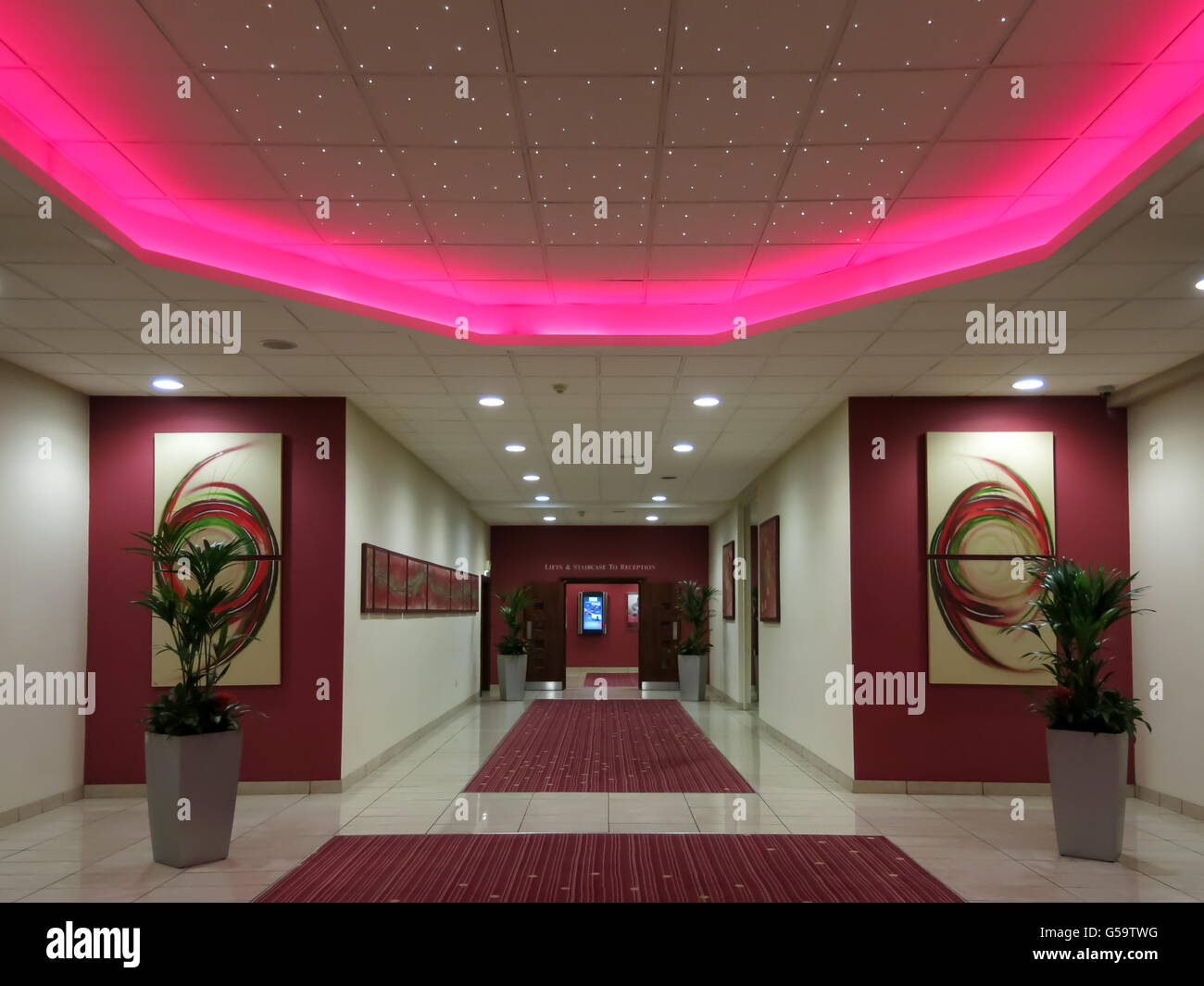 Hall d'entrée de l'hôtel Mercure avec tapis rouge de Manchester, Angleterre, RU Banque D'Images