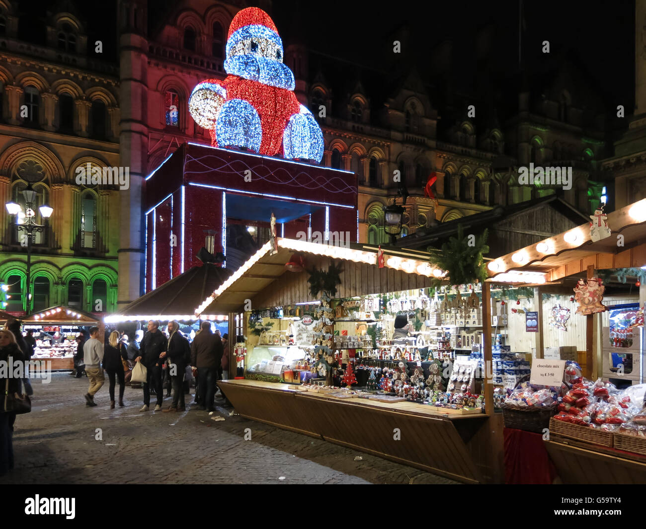 Les gens des magasins et du marché de Noël de ville avec grande Santa sur Albert Square at night, Manchester, Angleterre, RU Banque D'Images