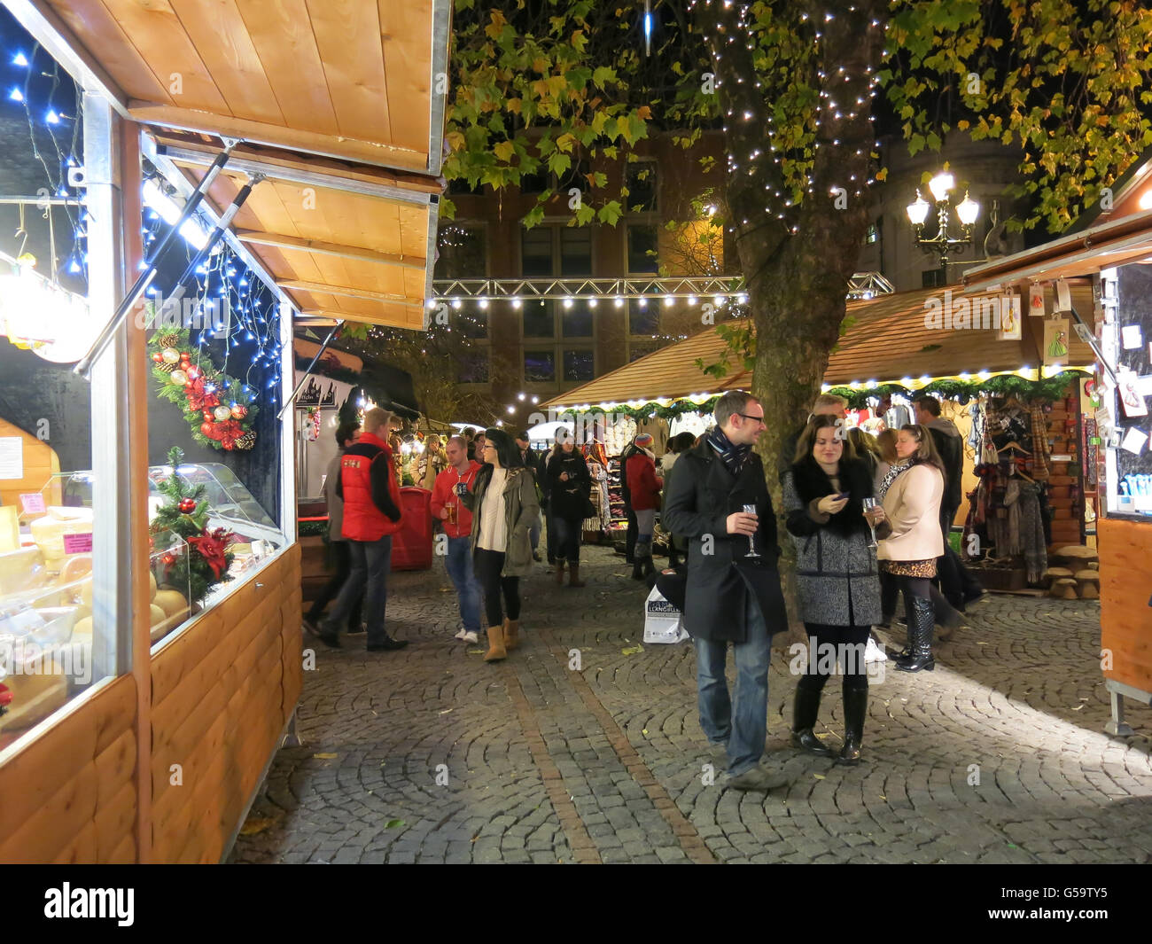 Scène de nuit avec des gens sur le marché de Noël à Manchester, Angleterre, Royaume-Uni Banque D'Images