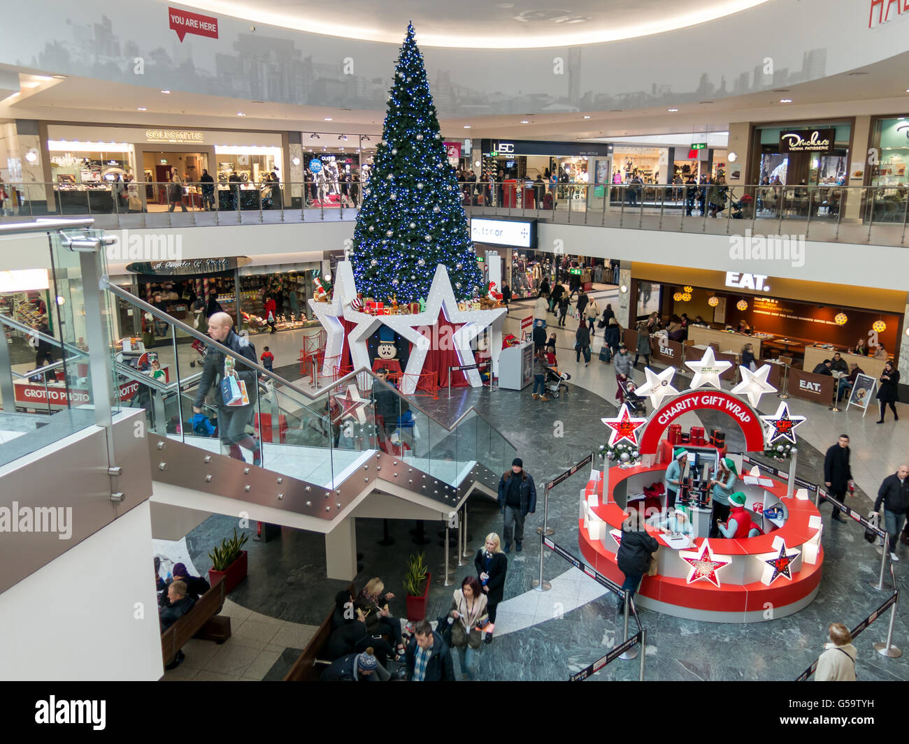 Arbre de Noël sur Halle dans le centre commercial Arndale à Manchester, Angleterre, RU Banque D'Images