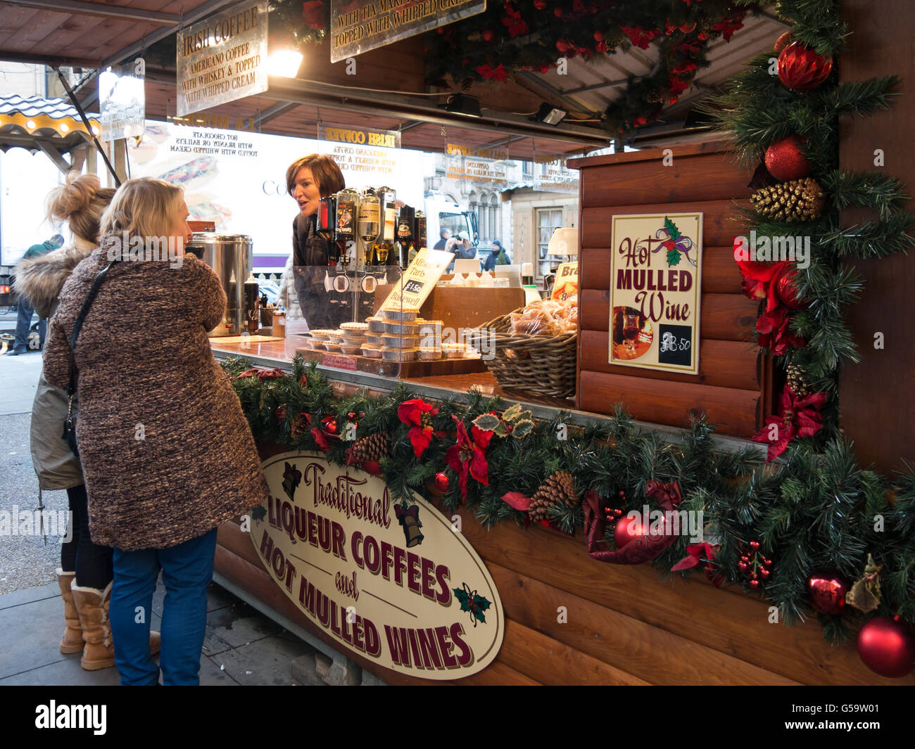 Les gens au café et vin chaud stand sur marché de Noël sur la place Albert à Manchester, Angleterre, RU Banque D'Images