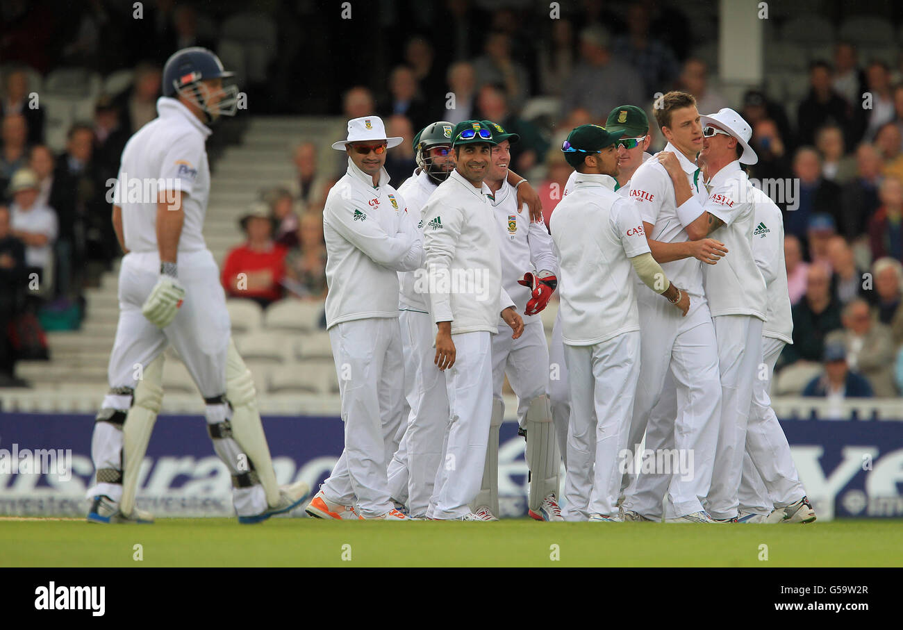 Morne Morkel, en Afrique du Sud, est félicité après avoir pris le cricket d'Andrew Strauss, en Angleterre, avec la quatrième balle du match Banque D'Images