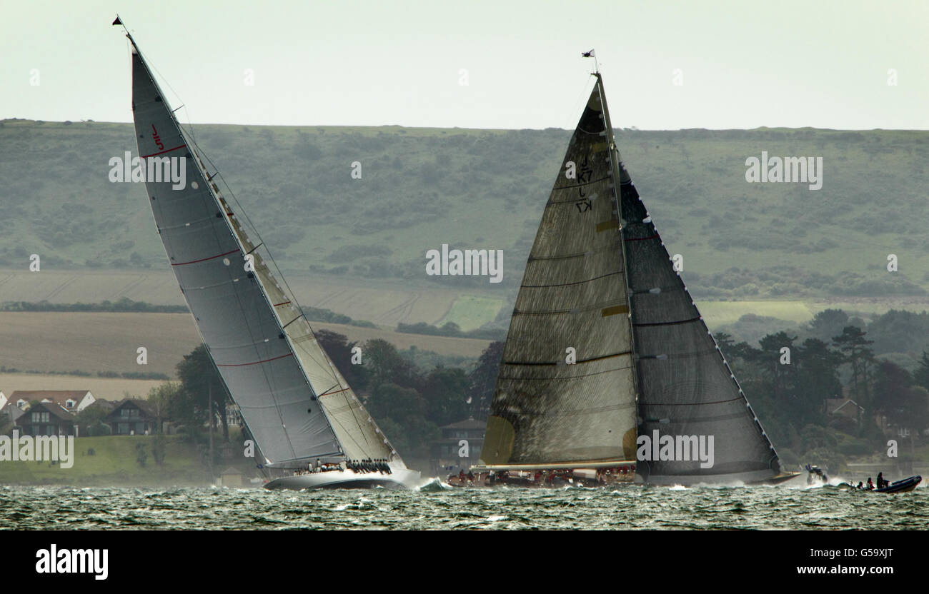 Ranger (à gauche) et Velsheda font la course le deuxième jour de la régate de Solent de classe J au large de Yarmouth, sur l'île de Wight. Banque D'Images