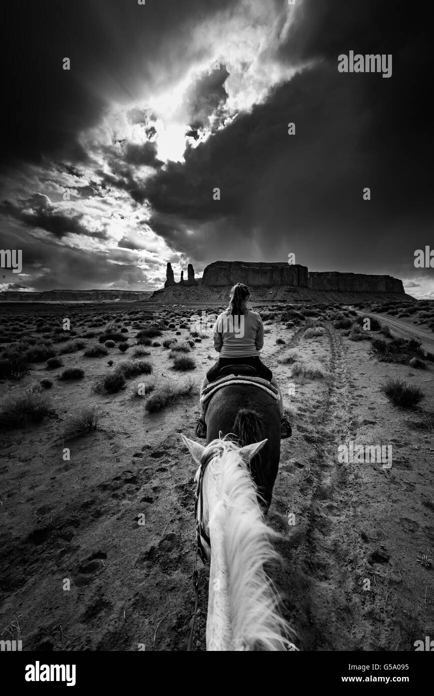 Monument Valley l'équitation noir et blanc première personne vue depuis le cheval Banque D'Images