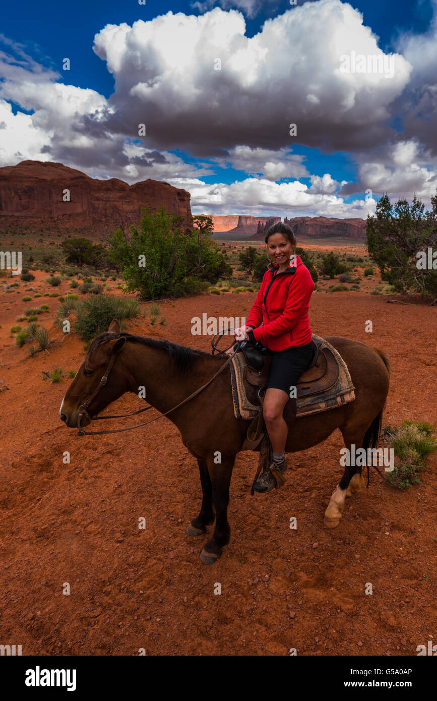 Smiling girl sur le cheval Monument Valley l'équitation Composition verticale Banque D'Images