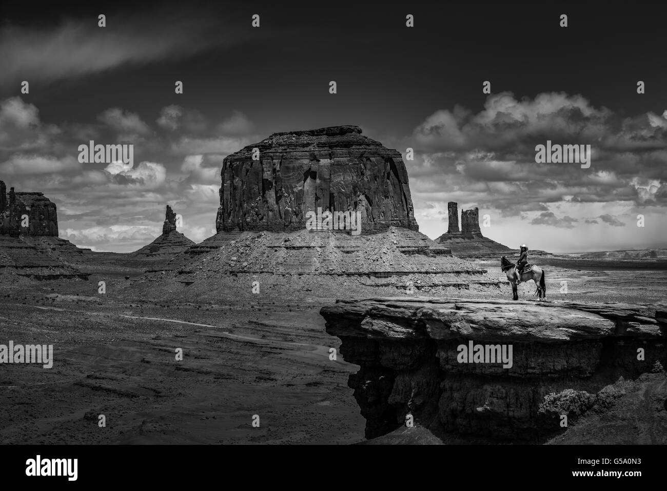 Monument Valley jeune femme l'équitation à John Ford's Point Banque D'Images