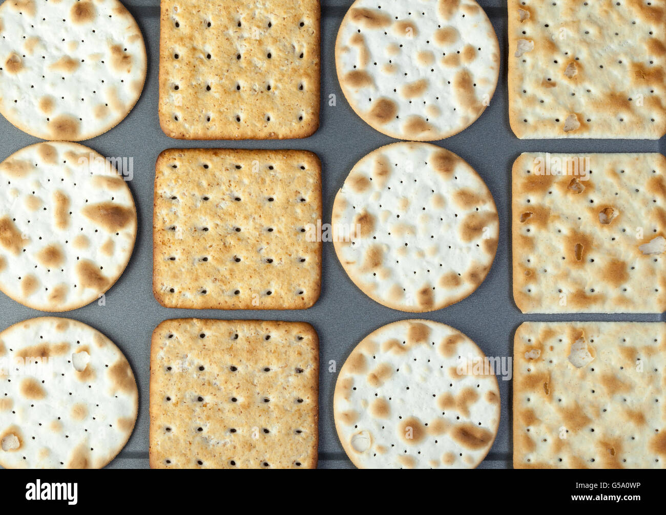 Assortiment de biscuits croustillants four portant sur une plaque à pâtisserie sur un plan de travail Banque D'Images