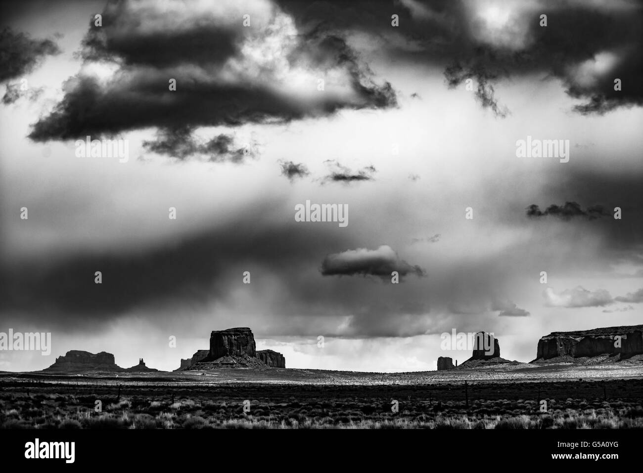 Monument Valley pluie paysages américains en noir et blanc Banque D'Images