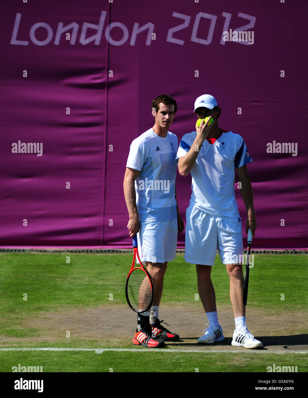 Andy Murray (à gauche) et Jamie Murray en Grande-Bretagne pendant la séance d'entraînement au All England Lawn tennis and Croquet Club, Wimbledon, Londres. Banque D'Images