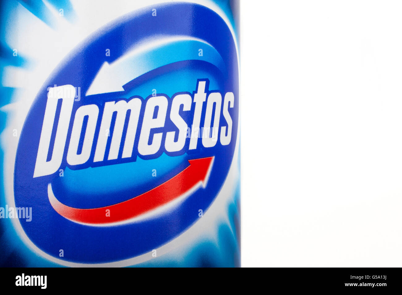 Londres, Royaume-Uni - 16 juin 2016 : le Domestos logo sur un de leurs produits de nettoyage, le 16 juin 2016. La gamme des D Banque D'Images