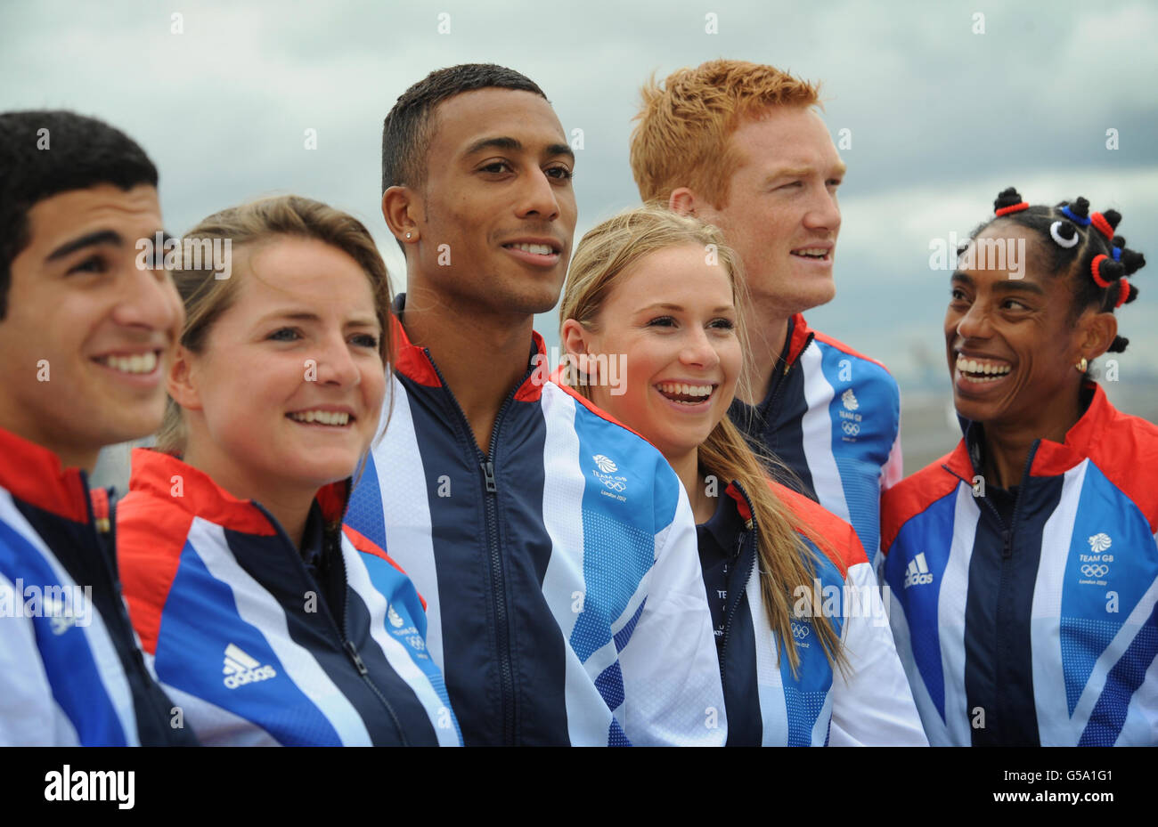 Les athlètes olympiques de l'équipe GB (gauche-droite) Adam Gemili, Goldie Sayers, Andrew Osagie, Sophie Hitchon, Greg Rutherford et Yamile Aldama lors de l'annonce de l'équipe GB House dans le village olympique de Londres. Banque D'Images