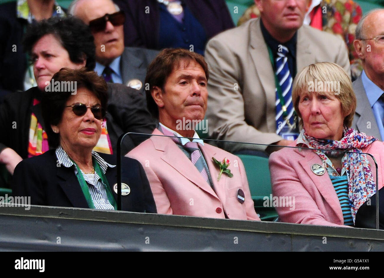 Sir Cliff Richard et Billie Jean King (à gauche) regardent le match entre Serena Williams aux États-Unis et Petra Kvitova en République tchèque au cours du huitième jour des Championnats de Wimbledon 2012 au All England Lawn tennis Club, Wimbledon. Banque D'Images