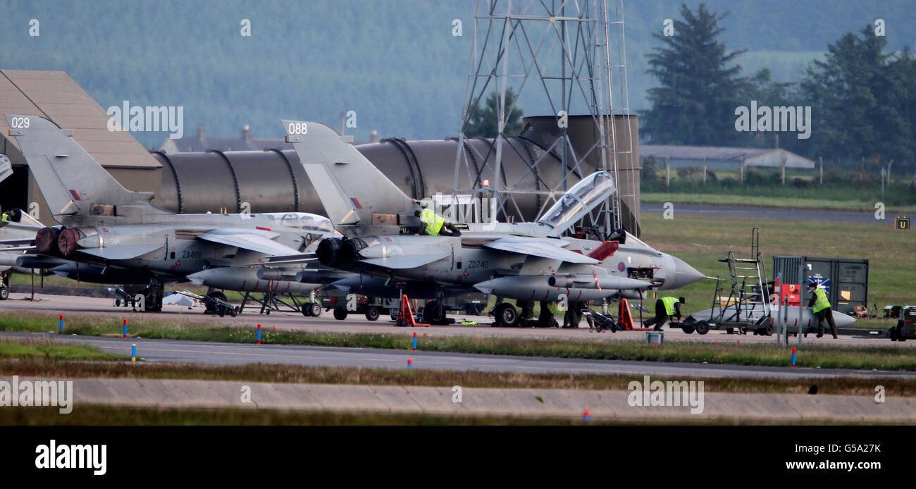 L'équipage du sol de l'air travaille sur les avions Tornado à RAF Lossiemouth, à la suite d'un incident au cours duquel deux RAF Tornados se sont écrasées au large de la côte écossaise. Banque D'Images