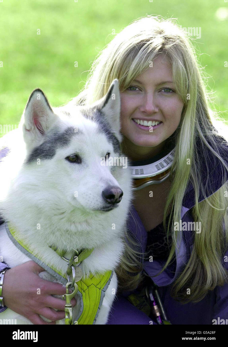Hayley Warren, âgée de 22 ans, originaire d'Eythorne, Kent, se prépare pour le voyage d'une vie où elle prendra la tête d'un traîneau tiré par huit chiens husky et se dirige vers le cercle arctique. * Hayley devra se débrouiller pour elle-même pendant quatre jours après le départ du nord de la Finlande pour le voyage de collecte de fonds de charité. Elle a dit : « Je creuserai des trous dans la glace pour obtenir de l'eau douce et aussi pour essayer de pêcher pour moi et les chiens à manger ». Bien qu'elle soit en contact radio avec 13 autres qui font le voyage, elle n'aura aucune aide pour s'occuper de son paquet de chiens. Banque D'Images