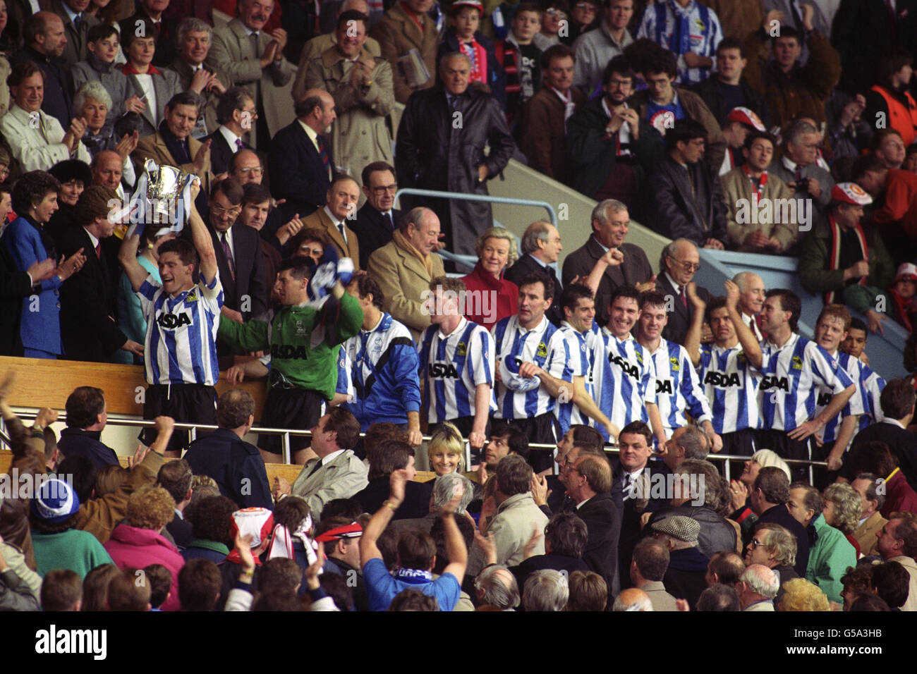 Mercredi, le capitaine de Sheffield Nigel Pearson lève la coupe Rumbelows après que ses côtés aient battu Manchester United 1-0.(l-r) (l-r) Nigel Pearson, Chris Turner, Trevor Francis, Nigel Worthington, Lawrie Madden,John Harkes, David Hirst, John Sheridan, Roland Nilsson, Peter Shirtliff,Phil King et Paul Williams. Banque D'Images