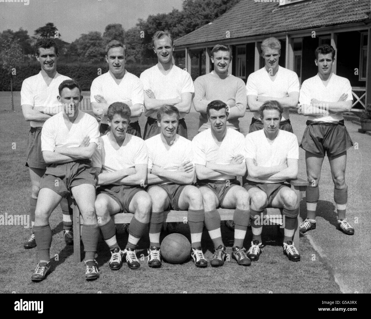 L'équipe de football d'Angleterre a choisi pour son international contre l'Italie, au terrain de sport de la Banque d'Angleterre à Roehampton. L-R (avant) : Bradley, Broadbent, Charlton, Haynes et Holden. G-D (retour) : Clayton, Wright (capitaine), Howe, Hopkinson, Flowers et Shaw. * ils affronteront l'équipe italienne au stade Wembley, à Londres. Banque D'Images