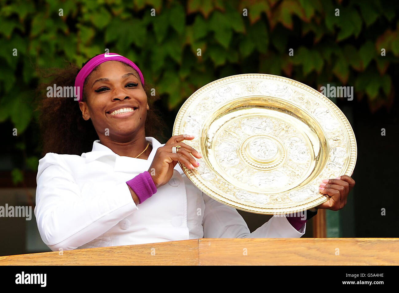 La Serena Williams des États-Unis célèbre avec le trophée de championnat après avoir battu Agnieszka Radwanska de Pologne pendant le douze jour des Championnats de Wimbledon 2012 au All England Lawn tennis Club, Wimbledon. Banque D'Images