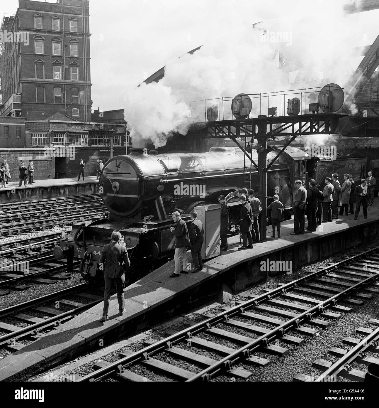 THE FLYING SCOTSMAN: La locomotive Flying Scotsman, pendant des années une vue familière sur la course d'Édimbourg, quitte la gare de Paddington, Londres, à la tête d'un train spécial pour commémorer le 20e anniversaire de la Journée du VE. Le train fait un aller-retour à Godowen, Shropshire. Banque D'Images