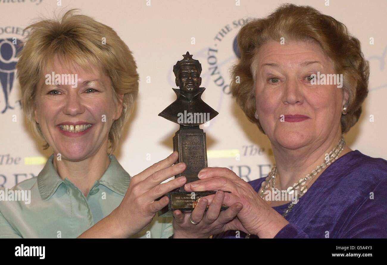 Les lauréats de la production musicale exceptionnelle, Jude Kelly (L), directrice de « Sing in the Rain », avec la présentatrice Patricia Routledge à la cérémonie des Laurence Olivier Awards 2001, dans le centre de Londres. Banque D'Images