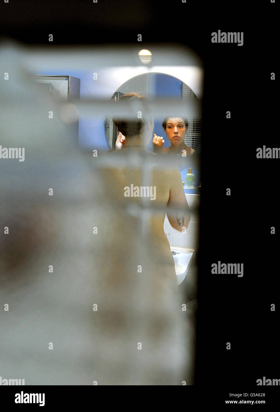 Une vue à travers un peephole de Diana dans la salle de bains par l'artiste britannique Mark Wallinger, qui répond à l'œuvre de l'artiste Titien tableaux intitulés Diana et Callisto, Diana et Actaeon, et la mort d'Actaeon, Qui sera exposé à une exposition intitulée 'Metamorphose' à la National Gallery à partir du mercredi 11 juillet, à Trafalgar Square, dans le centre de Londres. Banque D'Images