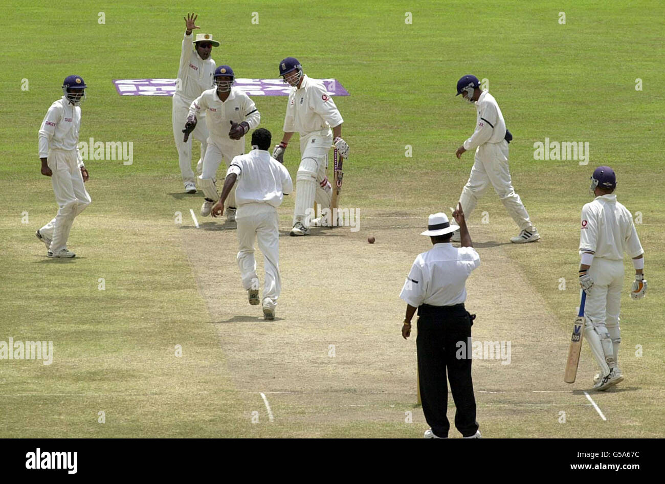 Ashley Giles en Angleterre est donné lors du dernier jour du 1er Test au stade international de cricket de Galle, à Galle, au Sri Lanka. Banque D'Images