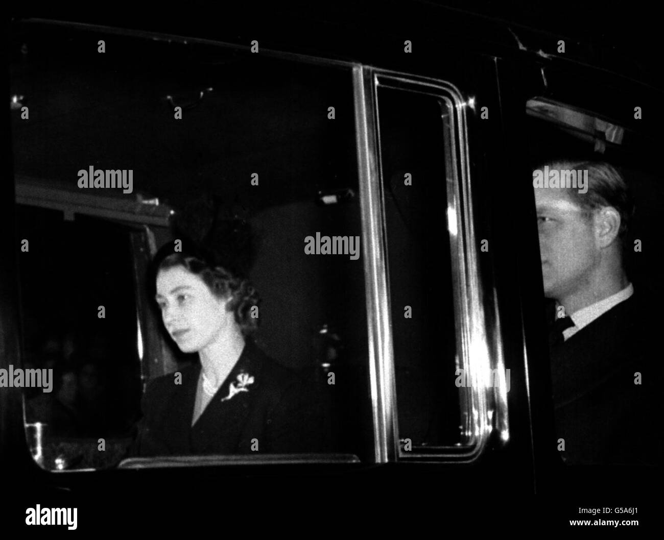 La nouvelle Reine, Elizabeth II (ex-princesse Elizabeth), revient à Clarence House, Londres, avec le duc d'Édimbourg de l'aéroport de Londres après la mort soudaine de son père, le roi George VI Elle a succédé au roi à sa mort un jour plus tôt. Banque D'Images