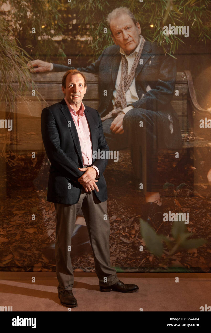 Le photographe David Dawson pose avec un imprimé de son portrait de Lucian Freud, qui fait partie de « une vie d'artiste : photographies de Lucian Freud par Cecil Beaton et David Dawson », exposé à Sotheby's, à Londres, du 10 juillet au 11 août 2012. Banque D'Images