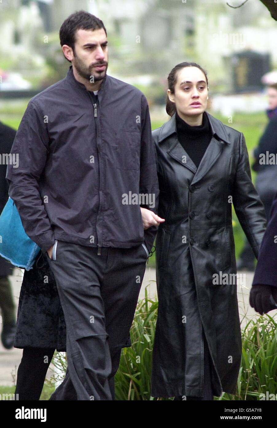 Sasha Baron Cohen, comédien et présentateur de télévision, mieux connu sous le nom d'Ali G, arrive au crématorium de West London pour les funérailles du mari de l'écrivain alimentaire Nigella Lawson, radiodiffuseur John Diamond, qui est décédé après une longue bataille contre le cancer de la gorge le 02/03/01. Banque D'Images