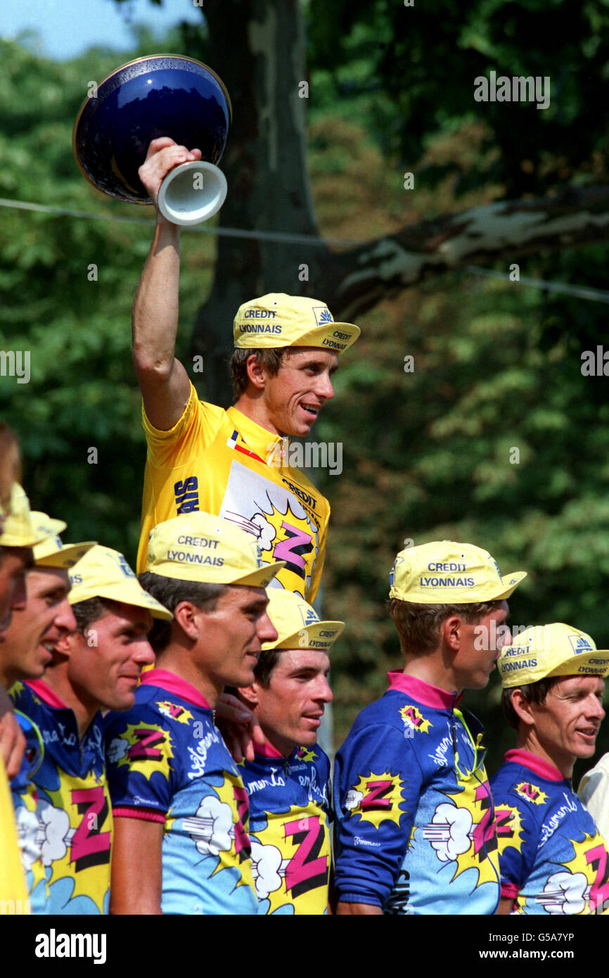 COURSE CYCLISTE TOUR DE FRANCE.GREG LEMOND.ÉTATS-UNIS.Z. SUR LE PODIUM DES GAGNANTS À PARIS.TROPHÉE ÉTAPE 21 Banque D'Images