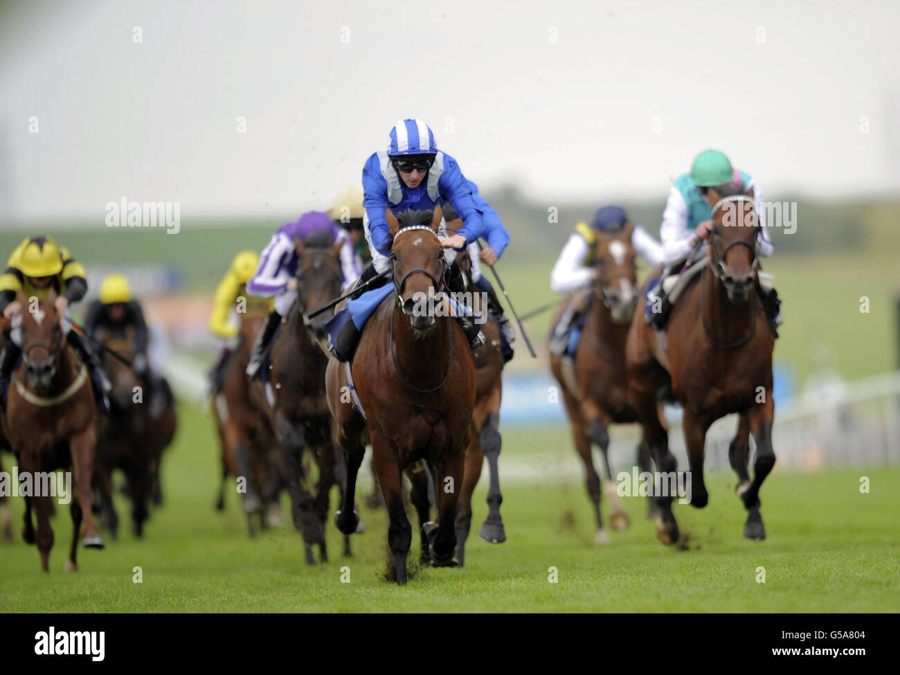 Ghurair formé par John Gosden et monté par Paul Hanagan remporte les piquets de jeune fille Weatherbys lors de la journée d'Abu Dhabi du Piper Heidsieck July Festival à Newmarket Racecourse, Newmarket. Banque D'Images