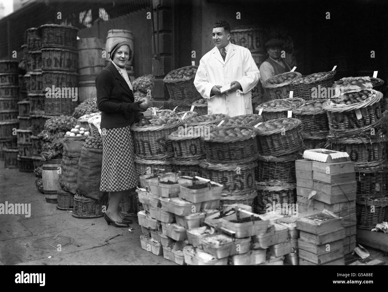Célèbre joueur de tennis Miss Betty Nuthall, faisant des achats sur le marché aux fruits et légumes de Covent Garden dans le centre de Londres. Banque D'Images