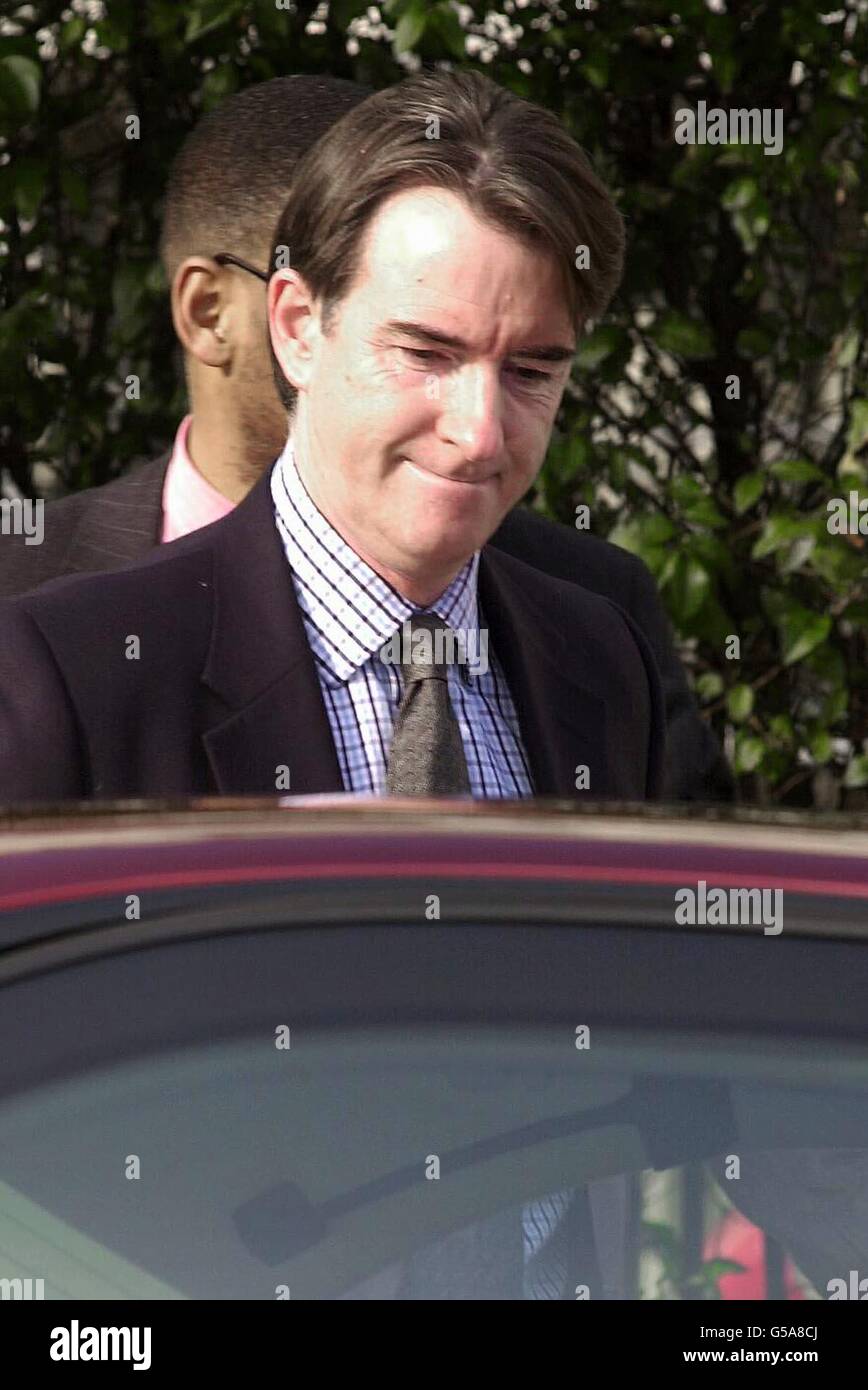 Peter Mandelson quitte son domicile de Notting Hill avant les résultats de l'enquête de l'avocat Sir Anthony Hammond sur l'affaire des passeports hindous, qui devrait être achevée et soumise au Premier ministre Tony Blair et au Parlement dans quelques jours. Banque D'Images
