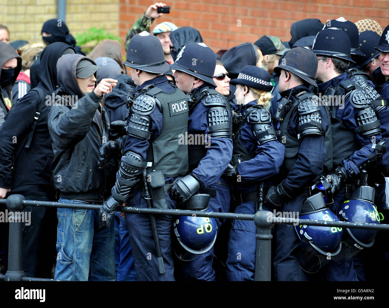 Les manifestants antifascistes tentent de confronter les partisans de la LDE lors d'une marche à travers Bristol. Banque D'Images