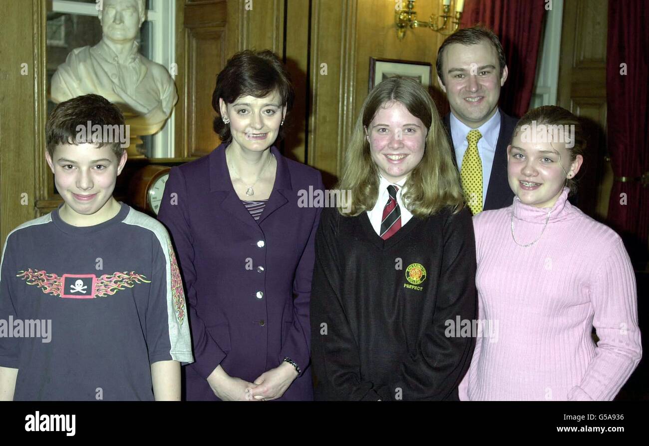 La femme des premiers ministres, Cherie Blair, avec Edward Davey, député de Kingston et Surbiton, et des enfants de sa circonscription (de gauche à droite), Peter Marrable, Colette Wilson et Robyn Rumbelow. * les enfants ont rencontré Mme Blair et leur député local, lorsqu'ils ont assisté à une fête de thé organisée par Mme Blair au n° 10 Downing Street, ce soir, Banque D'Images