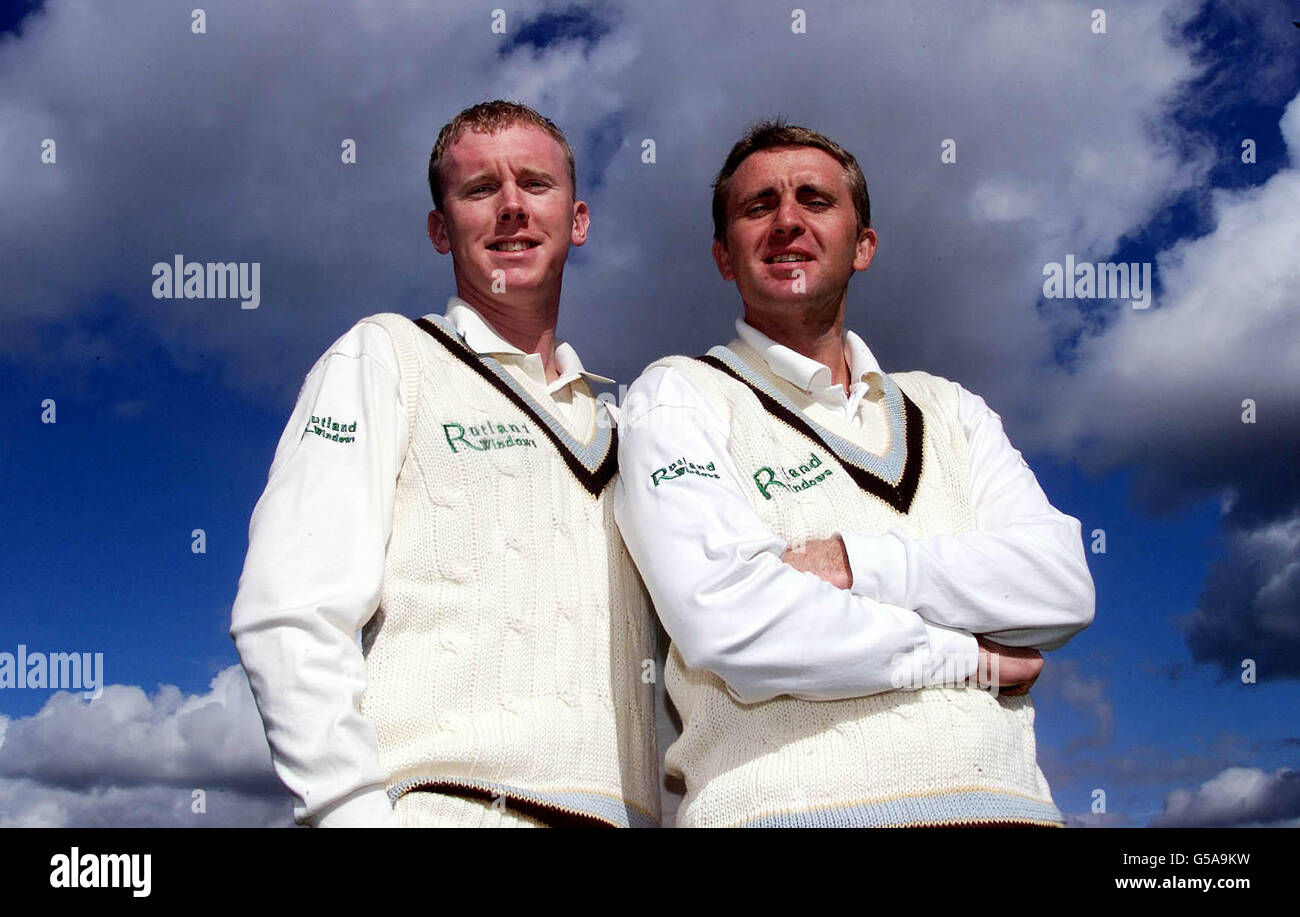 Les joueurs de cricket Kevin Dean (à gauche) et Dominic Cork aident à lancer les nouveaux sponsors du Derbyshire Cricket Club au County Ground, Derby. La société locale « Rutland Windows » a établi un lien avec le club de cricket pour la prochaine saison. Banque D'Images