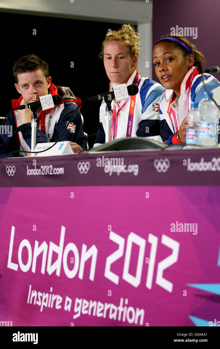Jeux olympiques - Jeux olympiques de Londres 2012 - Conférence de presse des femmes de football de Grande-Bretagne - Parc olympique.Karen Bardsley (au centre) et Alex Scott (à droite), en Grande-Bretagne, lors d'une conférence de presse au parc olympique de Londres. Banque D'Images