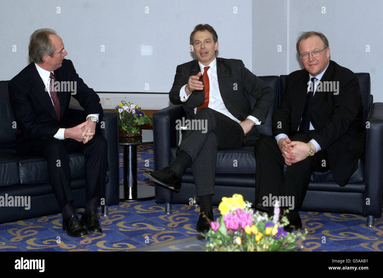 Le Premier ministre Tony Blair (au centre) avec l'entraîneur de football d'Angleterre Sven Goran Ericksson (L), de Suède, et le Premier ministre suédois Goran Pearsson à l'aéroport de Gatwick, avant que les deux premiers ministres aient eu des pourparlers sur l'euro pendant le dîner. * M. Blair, un fervent fan de football, a rencontré l'entraîneur d'Angleterre pour la première fois et a dit qu'il n'essaierait pas d'influencer ses tactiques. Banque D'Images